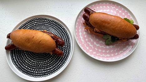 Vasemmalla Classic hotdog, oikealla Fantasia.