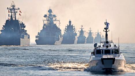 Venäläisiä sotalaivoja paraatimuodostelmassa Pietarin edustalla 28. heinäkuuta.