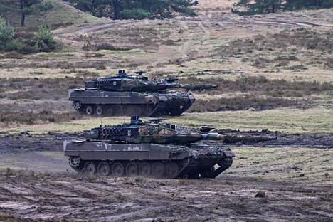 Saksan armeijan Leopard 2 -taistelupanssarivaunut harjoittelevat.