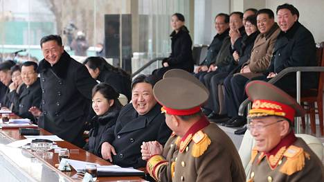 Kim Jong-unin (keskellä) tytär kuvattiin perjantaina seuraamassa jalkapallo-ottelua isänsä vierellä.