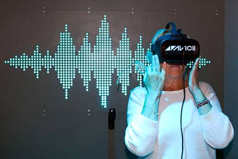 Tuuli Sundman ja Aviciin musiikki. Avicii Experiencessa voi eläytyä EDM-tähden musiikkiin ja keikkoihin VR-lasien kanssa.