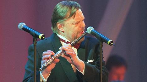 Vesa-Matti Loiri huilun varressa Tapani Kansan juhlakonsertissa vuonna 1999.