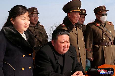 Isä ja tytär seurasivat Pohjois-Korean valtiollisen median mukaan ohjuksen laukaisemista maaliskuussa. 