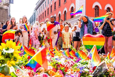 Ihmiset laskivat kukkia ja Pride-lippuja ammuskelupaikalle Oslon keskustassa. Ampuminen tapahtui seksuaali- ja sukupuolivähemmistöjen suosiman yökerhon edustalla.