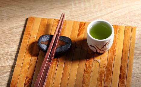 Vihreä tee ja sushi sopivat hyvin yhteen.