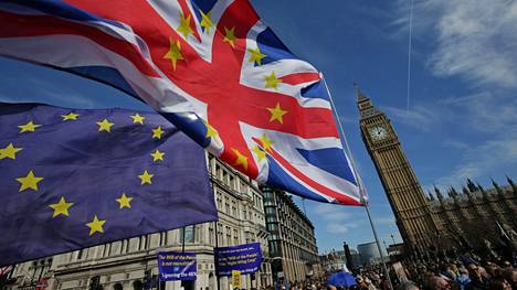 Brexitiä vastustavat osoittivat mieltään parlamenttitalon edessä Lontoossa maaliskuussa 2017. 