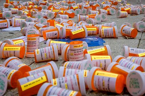 Voimakasta opioidia eli oksikodonia sisältävä OxyCont tuotiin syyttäjien mukaan lääkemarkkinoille valheellisin kuluttajatiedoin. Lääkkeen kehittänyt Purdue Pharma hakeutui maanantaina konkurssiin.