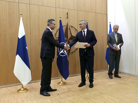 Suomen Nato-suurlähettiläs Klaus Korhonen jätti Suomen Nato-hakemuksen Brysselissä toukokuussa.