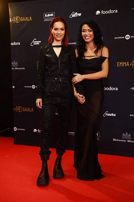 Laulaja Sanni ja entinen Miss Suomi Shirly Karvinen edustivat ensimmäistä kertaa yhdessä pariskuntana. 
