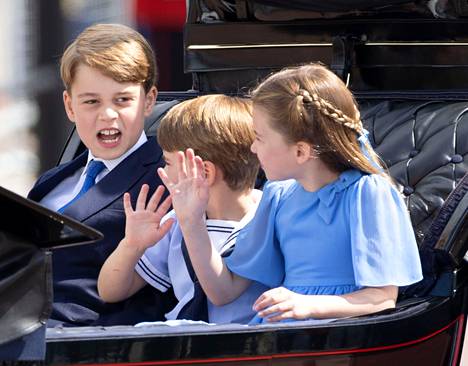 Lapset vilkuttelivat yleisölle, kunnes prinsessa Charlotte kyllästyi pikkuveli Louisin käden heiluttamiseen.