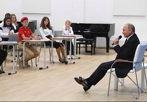 Presidentti Putin puhui torstaina koululaisille.