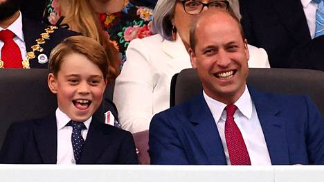 Prinssi George innostui isänsä prinssi Williamin kanssa laulamaan, kun tunnettu jalkapallohymni raikui konsertissa.