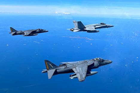 Ilmavoimien F/A-18 Hornet -hävittäjät ovat lentäneet Itämerellä yhteistoimintakierroksia Yhdysvaltain merijalkaväen AV-8B Harrier II -hävittäjien kanssa. Hornetit ovat operoineet kotitukikohdistaan, Harrierit USS Kearsargelta.