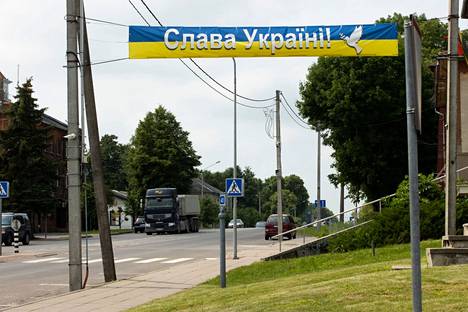 Juuri ennen rajanylityspistettä oli nostettu Ukrainaa tukeva banderolli varsin näkyvälle paikalle.