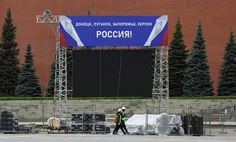 Punaisen torin laidalle Kremlin muurin edustalle rakennetaan yhtä esiintyjälavaa ja screeniä.