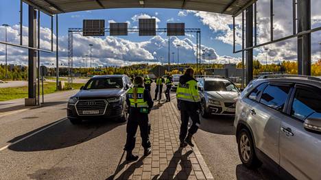 Kesäkuusta lähtien Suomessa vierailevan venäläisen pitää ostaa kulkuneuvolleen suomalainen rajaliikennevakuutus tai esittää jokin muu ETA-alueella voimassa oleva rajaliikennevakuutus.