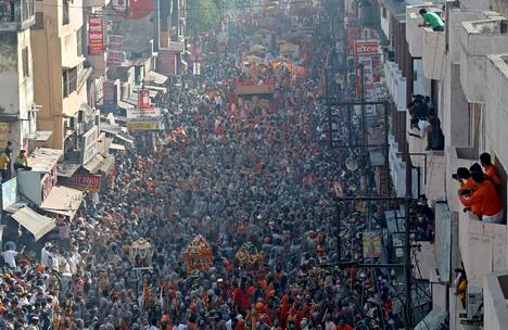 Väkijoukko juhlimassa Kumbh Melaa, joka on hindujen uskonnollinen juhla.