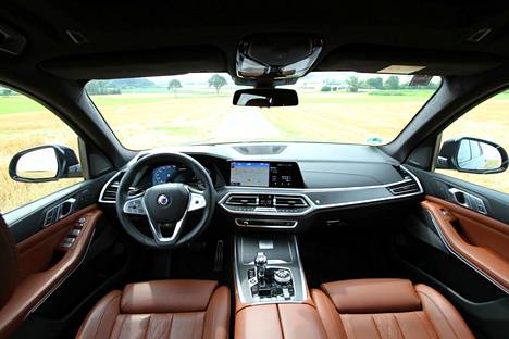 Kojelautanäkymä on hillityn tyylikäs ja ainoa makuasiaksi laskettava seikka on BMW:n nykymittaristo, jota ei digitaalinäytöstä voi vaihtaa perinteiseksi.
