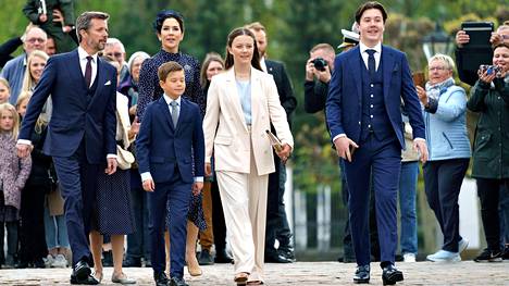 Prinssi Christianin konfirmaatio oli suuri hetki nuorelle miehelle. Kuvassa kruununprinssi Frederik ja kruununprinsessa Mary lastensa prinsessa Josephinen, prinssi Vincentin, prinssi Christianin ja prinsessa Isabellan kanssa.