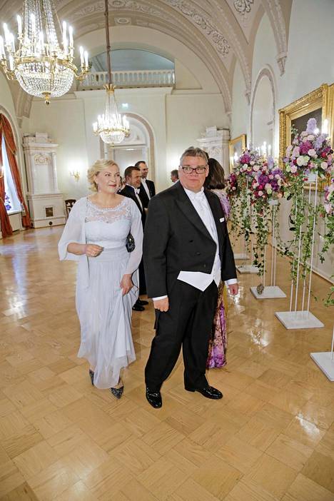 Ulkoministeri  Timo Soinilla  riitti kättelyjonossa juteltavaa muun muassa Islannin presidentin kanssa, kun hän saapui päivälliselle puolisonsa  Tiina Soinin  kanssa.