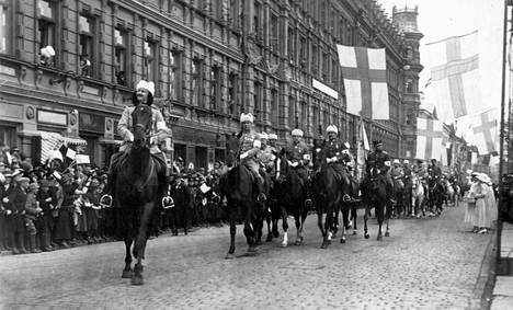 Valkoisten voitonparaati Helsingissä vuonna 1918. Mannerheim voitti sisällissodan aikana häntä epäilleiden jääkärien ihailun. Hävinneet vannoivat kostoa.