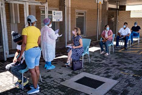 Eteläafrikkalaiset jonottivat koronatesteihin Johannesburgissa sijaitsevaan laboratorioon tiistaina. 