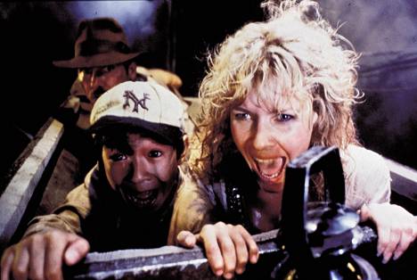 Indiana Jones (Harrison Ford, takana), Short Round (Jonathan Ke Quan) ja Willie (Kate Capshaw) joutuivat Tuomion temppelissä pelkääjän paikalle.