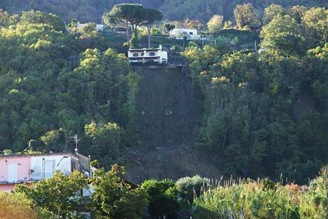 Rajut kaatosateet ovat piiskanneet jo päiväkausia Campanian aluetta, jossa Ischia sijaitsee.