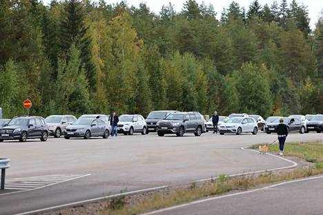 Keskiviikon jälkeen Suomen rajalle ilmestyneet autojonot eivät olleet lyhentyneet perjantaihin mennessä.