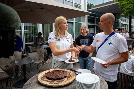 Wilma Murto ja Jarno Koivunen leikkasivat mitalikakkua viime kesänä EM-kisoissa Münchenissä. Murron manageri Tero Heiska odotti vuoroaan.