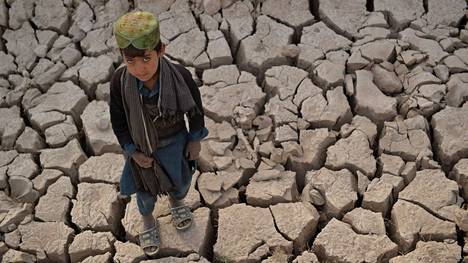 Afganistanin syrjäisellä Bala Murghabin alueella ilmastonmuutoksen on arvioitu aiheuttavan ihmisille suurempaa vaaraa kuin maata vaivaavien konfliktien. Parin viikon takaisessa kuvassa paikallinen lapsi seisoi kuivuneella pellolla. 