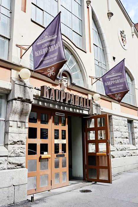Tampereen historiallinen Kauppahalli on 121 vuoden aikana kokenut kaikenlaista, nyt myös ”Hiushuijarin” edesottamukset. 