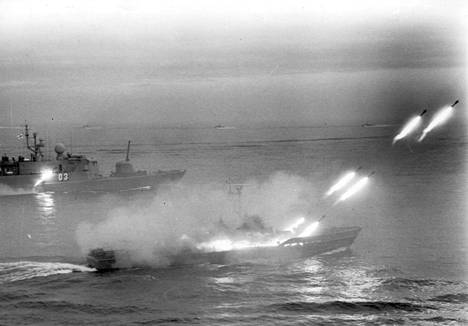 Tykkivene Turunmaa (ylh.) ja vartiovene Ruissalo ampuivat sukellusveneen torjuntaan tarkoitettuja rakettiammuksia Utön vesillä vuonna 1978.