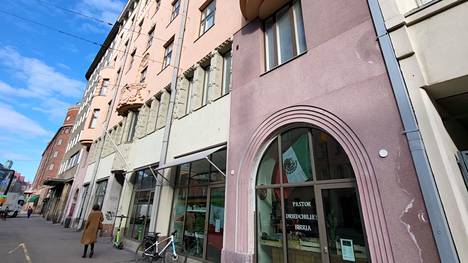 Helsingin Hämeentiellä sijaitsevasta talosta huutokaupattiin kerralla poikkeuksen monta asuntoa ja liiketila. 
