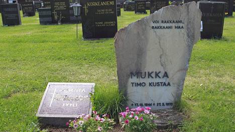 Omat säkeet koristavat Mukan hautapaatta. Alun perin paikalla oli puuristi, jonka Mukan 8-vuotias poika asetti hautajaisissa.