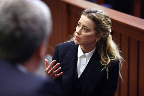 Amber Heard oikeudessa Virginiassa torstaina.
