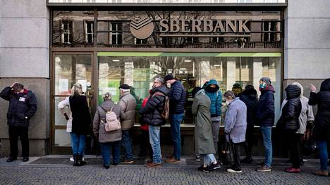 Ihmiset jonottivat Sberbankiin jo viime viikolla nostaakseen säästönsä.