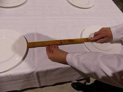 Mittatikulla pitää mitata tarkasti, että jokainen ruokailija saa 60 senttimetriä liikkumistilaa itselleen.