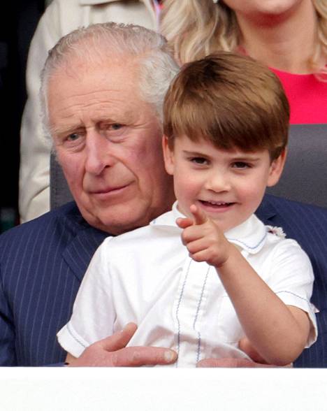 Prinssi Charles joutui tylsistyneen lapsenlapsensa vahdiksi. Charlesin nähtiin muun muassa pompottavan poikaa polvellaan.