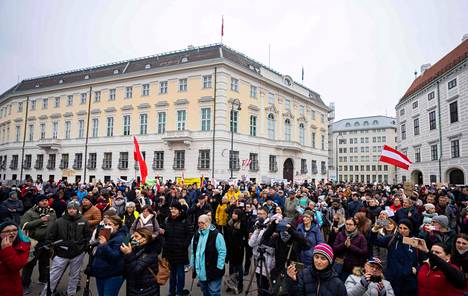 Wienissä järjestetty koronarokotusten vastainen mielenosoitus keräsi väkeä alkuviikosta.