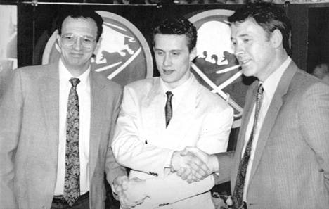 Buffalo Sabresin pelaajakehityspäällikkö Don Luce, uusi hankinta Aleksandr Mogilny ja seurapomo Gerry Meehan 7. toukokuuta 1989 Buffalossa.