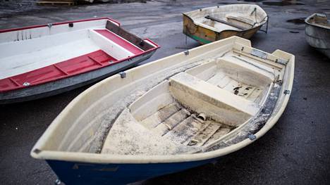 Kaupungit myyvät hylättyjä veneitä huutokaupoissa. Kuva Tampereelta.