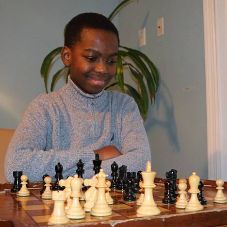 Tanitoluwa Adewumi on parempi kuin kukaan suomalainen alle 16-vuotias shakinpelaaja. Nuori Tani ei väsy shakin pelaamiseen.