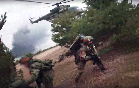 Venäjän puolustusministeriön julkaisemalla videolla näkyi helikopterilla paikalle saapuneita joukkoja raskaine kantamuksineen.