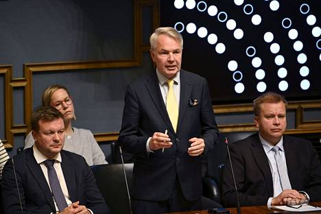 Ministerit Ville Skinnari (vasemmalta), Pekka Haavisto ja Antti Kaikkonen puolustavat Ruotsin kanssa yhdessä Natoon menoa.
