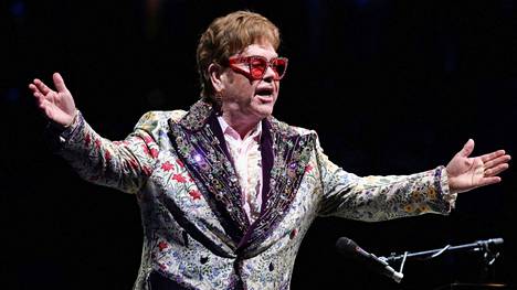 Elton John joutui perumaan konserttejaan koronatartunnan vuoksi.