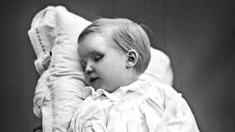 Daniel Nyblinin ateljeessa vuonna 1877 kuvattu lapsi näyttää nukkuvalta.