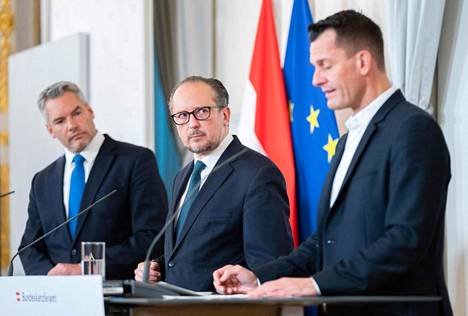 Itävallan sisäministeri Karl Nehammer (vasemmalla), liittokansleri Alexander Schallenberg ja terveysministeri Wolfgang Mückstein kertoivat sunnuntaina uudesta sulkutilasta.
