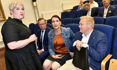 Valtiovarainministeri Annika Saarikko (kesk) on antanut budjettiriihtä varten asiantuntijoille tehtävän etsiä keinoja, joilla voidaan varautua sähkön hinnan nousuun ja lievittää sen vaikutuksia. Kuva puolueen työvaliokuntien kesäkokouksesta Tuusulasta.