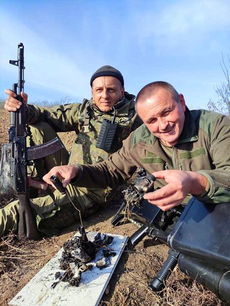 Ukrainalaiset sotilaat esittelevät pudottamiaan ja tuhoamiaan venäläisiä droneja. 